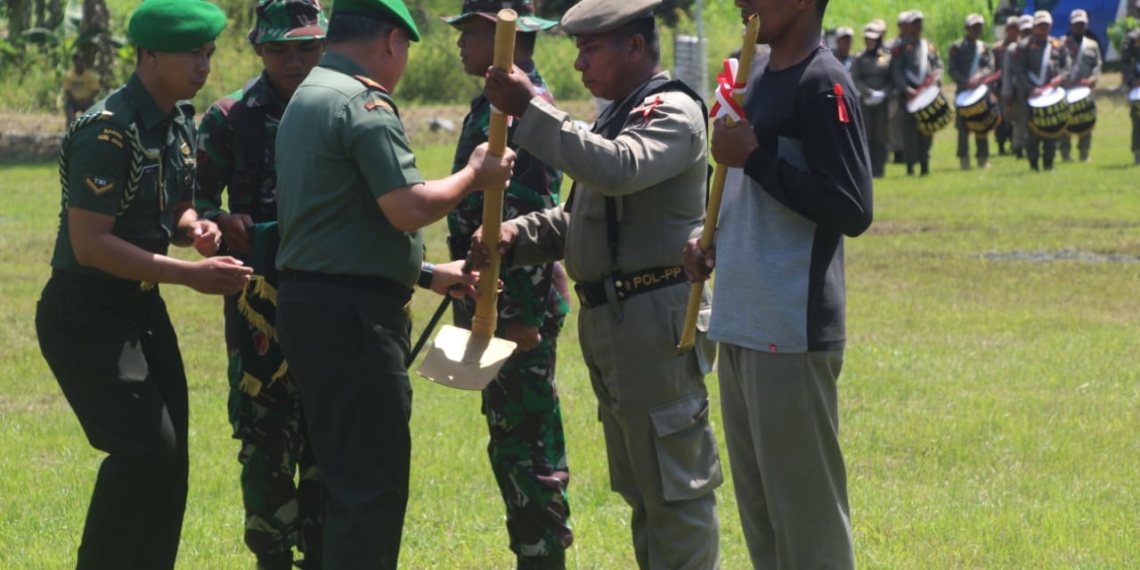 Pangdam XIII/Merdeka, Mayjen TNI Tiopan Aritonang meyerahkan alat kerja pada upacara penutupan TMMD Imbangan Pohuwato.