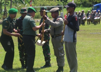 Pangdam XIII/Merdeka, Mayjen TNI Tiopan Aritonang meyerahkan alat kerja pada upacara penutupan TMMD Imbangan Pohuwato.