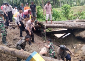Dandim 1304/Gorontalo Letkol Inf Allan Surya Lesmana, Kapolres Gorontalo, AKBP Dafcoriza, Danramil 1304-14. Kapten Inf Nendra Purwanto, Babinsa, perwira Sabhara, Babinkamtibmas Polres Gorontalo saat melaksanakan pembangunan jembatan darurat.