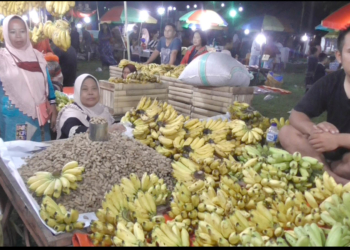 Pedagang pisang dan kacang saat perayaan malam Qunut di Kecamatan Batudaa, Kabupaten Gorontalo.