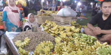Pedagang pisang dan kacang saat perayaan malam Qunut di Kecamatan Batudaa, Kabupaten Gorontalo.