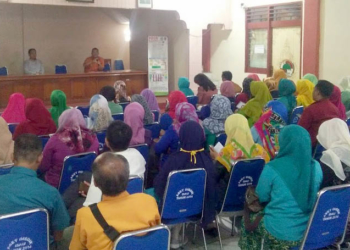 Puluhan guru SMP se Kota Gorontalo saat mengikuti sosialisasi kegiatan Workshop Peningkatan Kompetensi Siswa.