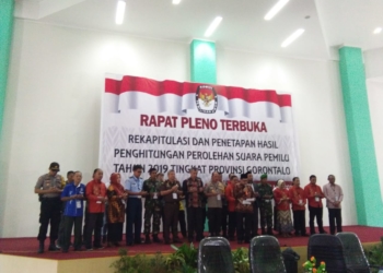 Doa bersama saat pembukaan Rapat PlenobTerbuka rekapitulasi dan penetapan hasil penghitungan perolehan suara Pemilu Tahun 2019 tingkat Provinsi Gorontalo. Rapat pleno tingkat Provinsi ini di gelar di Mess Haji Provinsi Gorontalo, Jumat (3/5/2019).