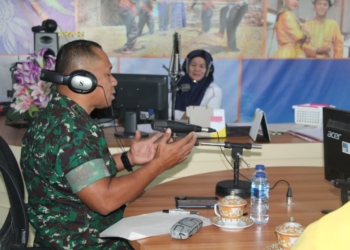 Danrem 133/Nani Wartabone, Kolonel Czi Arnold AP Ritiauw saat menjadi narasumber dalam dialog interaktif secara langsung dengan Radio Republik Indonesia (RRI) Gorontalo, Senin (24/6/2019).
