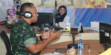 Danrem 133/Nani Wartabone, Kolonel Czi Arnold AP Ritiauw saat menjadi narasumber dalam dialog interaktif secara langsung dengan Radio Republik Indonesia (RRI) Gorontalo, Senin (24/6/2019).