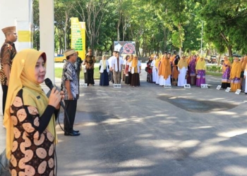 Direktur RSUD Ainun Habibie, dr. Yana Yanti Suleman ketika memberikan pernyataan komitmen terhadap pelayanan di RSUD Ainun Habibie akan tetap siaga sepanjang libur lebaran. (Foto Andi Arifuddin)