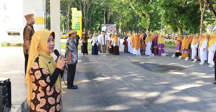Direktur RSUD Ainun Habibie, dr. Yana Yanti Suleman ketika memberikan pernyataan komitmen terhadap pelayanan di RSUD Ainun Habibie akan tetap siaga sepanjang libur lebaran. (Foto Andi Arifuddin)