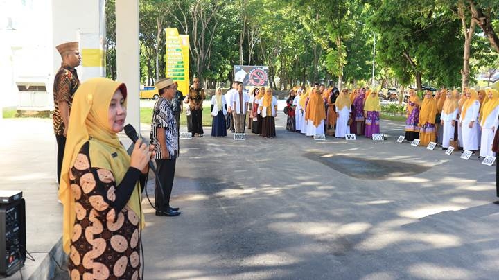 Direktur RSUD Ainun Habibie, dr. Yana Yanti Suleman ketika memberikan pernyataan komitmen terhadap pelayanan di RSUD Ainun Habibie akan tetap siaga sepanjang libur lebaran. (Foto Andi Arifuddin)