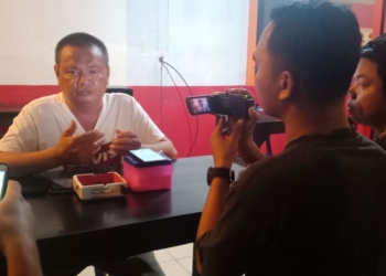 Pemilik akun FB "Imrannento Imran" ketika menyampaikan klarifikasi dan permohonan maaf kepada sejumlah wartawan.