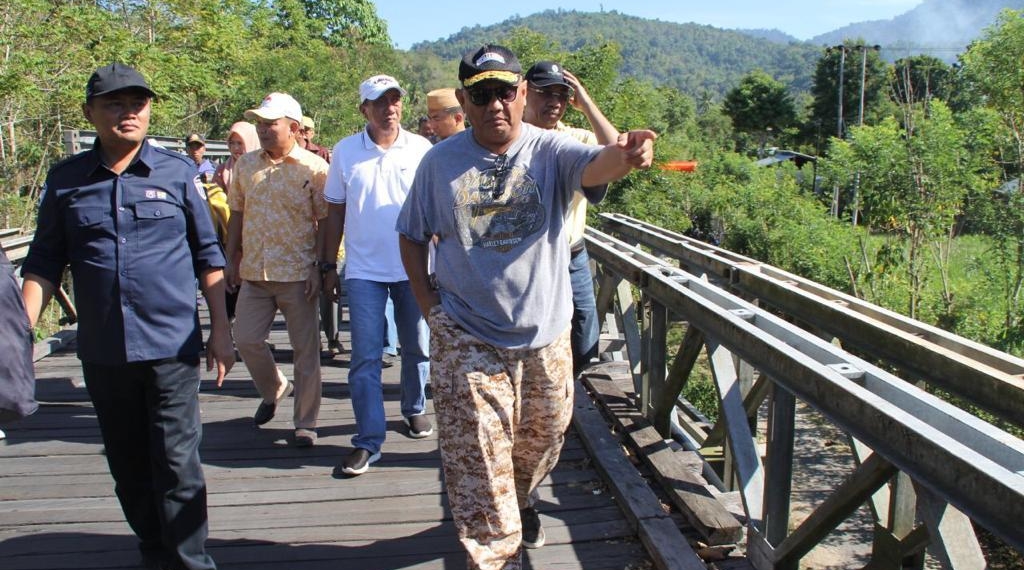 Gubernur Gorontalo, Rusli Habibie (kanan) didampingi Kadis PUPR Handoyo (kiri) saat meninjau jembatan Molintogupo yang menghubungkan Kecamatan Suwawa dan Suwawa Selatan, Minggu (7/04/2019). (Foto - Humas Pemprov).