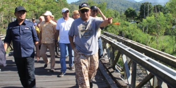 Gubernur Gorontalo, Rusli Habibie (kanan) didampingi Kadis PUPR Handoyo (kiri) saat meninjau jembatan Molintogupo yang menghubungkan Kecamatan Suwawa dan Suwawa Selatan, Minggu (7/04/2019). (Foto - Humas Pemprov).