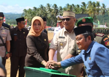 Danrem Nani Warta Bone, Gubernur Gorontalo, Bupati Gorontalo Utara dan Perwakilan Kejaksaan, menekan tombol bersama, peresmian Kodim 1314/Gorontalo Utara, Selasa (25/6/2019).