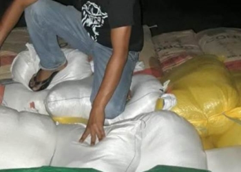 Ribuan minuman keras jenis cap tikus yang diamankan petugas.