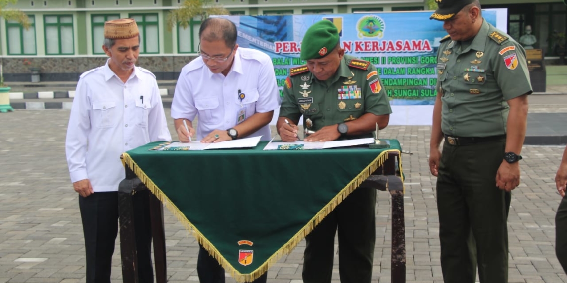 Penandatanganan MoU antara Korem 133 Nani Wartabone dengan Balai Wilayah Sungai (BWS) Sulawesi II Provinsi Gorontalo, terkait kegiatan pengelolaan sumber daya air dan pendampingan disiplin satuan pengamanan wilayah kerja BWS Sulawesi II di Gorontalo.
