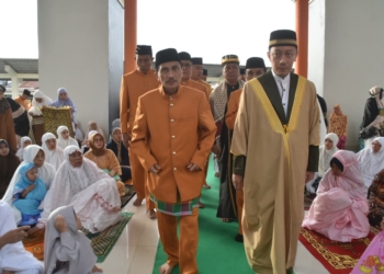 Bupati Gorontalo, Nelson Pomalingo saat mengikuti sholat Ied di Masjid Raya Limboto, Rabu (5/6/2019).