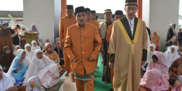 Bupati Gorontalo, Nelson Pomalingo saat mengikuti sholat Ied di Masjid Raya Limboto, Rabu (5/6/2019).