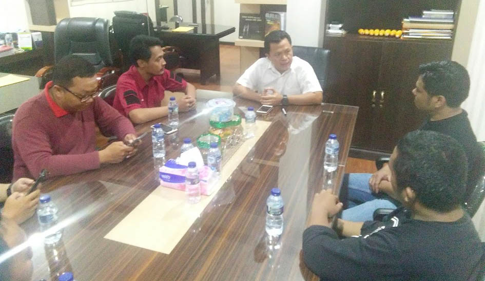 Direskrimsus Polda Gorontalo Kombes Pol Novi Irawan, SIK, MH, (baju putih) saat menerima kunjungan sejumlah wartawan.