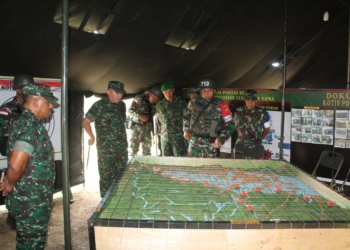 Pangdam XIII/Merdeka Mayjen TNI Tiopan Aritonang meninjau langsung kegiatan latihan pratugas Yonif 713/Satyatama yang sedang berlangsung di wilayah Kecamatan Tapa komplek.