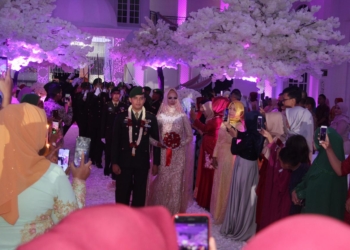 Prosesi pedang pora pada pernikahan salah satu prajurit TNI AD.