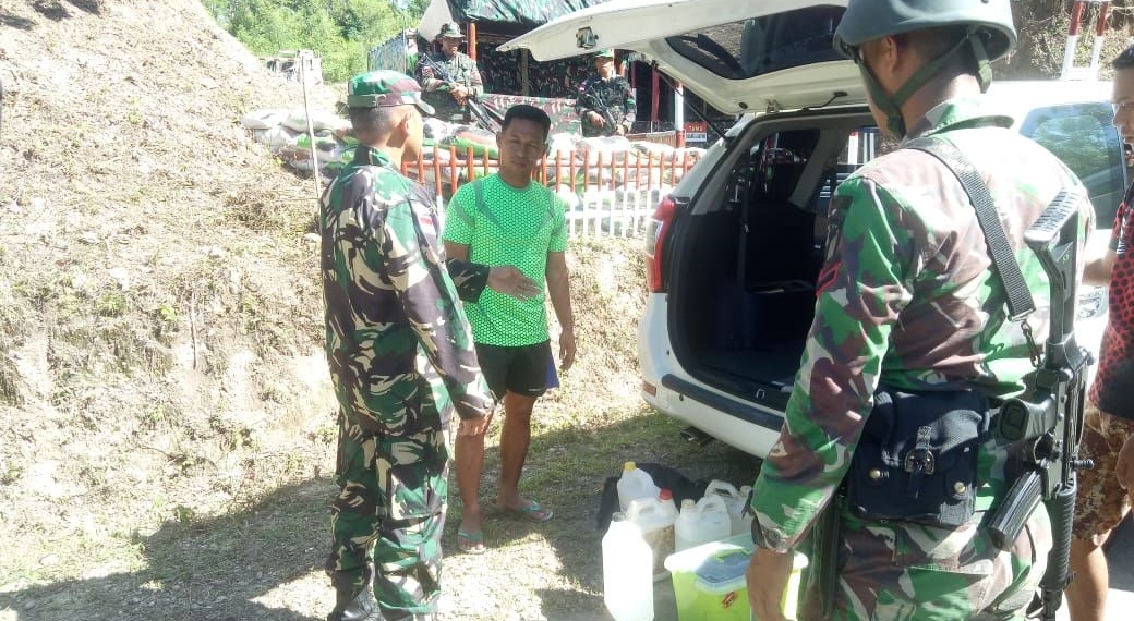 Personil di pos Kotis TNI AD dari jajaran Yonif 713/Satya Tama berhasil menggagalkan upaya penyelundupan ratibuan liter minuman keras (Miras) jenis cap tikus dari perbatasan.