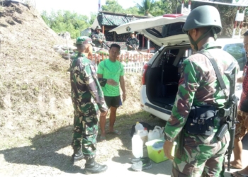 Personil di pos Kotis TNI AD dari jajaran Yonif 713/Satya Tama berhasil menggagalkan upaya penyelundupan ratibuan liter minuman keras (Miras) jenis cap tikus dari perbatasan.