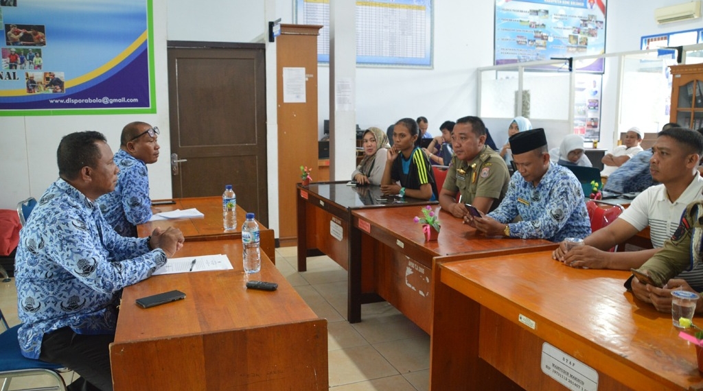 Pelaksanaan rapat teknis kegiatan gowes tahun 2019 yang dipimpin langsung Kepala Dispora Bone Bolango Muhamad Yamin Abbas, di Kantor Dispora Kabupaten Bone Bolango, Senin (17/6/2019). (Foto:.AKP)