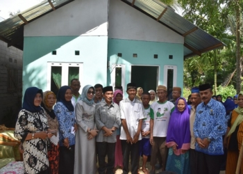Bupati Gorontalo, Nelson Pomalingo bersama Ketua Tim Penggerak PKK Kagor saat meresmikan rumah milik warga yang telah direnovasi. Foto: Istimewa.