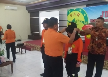 Direktur Bina Potensi Basarnas, Marsma TNI F. Indrajaya saat menyematkan topi dan tanda peserta pada pembukaan pelatihan Jungle Rescue, Senin (17/6/2019).