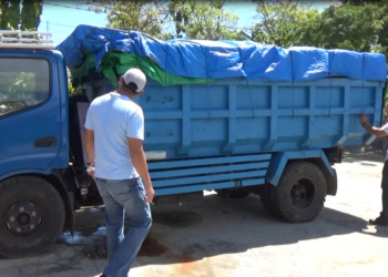 Kendaraan jenis truk mengangkut minuman keras jenis Cap Tikus yang diamankan aparat Polres Gorontalo.