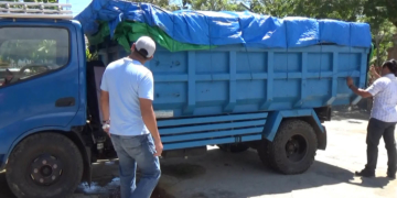 Kendaraan jenis truk mengangkut minuman keras jenis Cap Tikus yang diamankan aparat Polres Gorontalo.