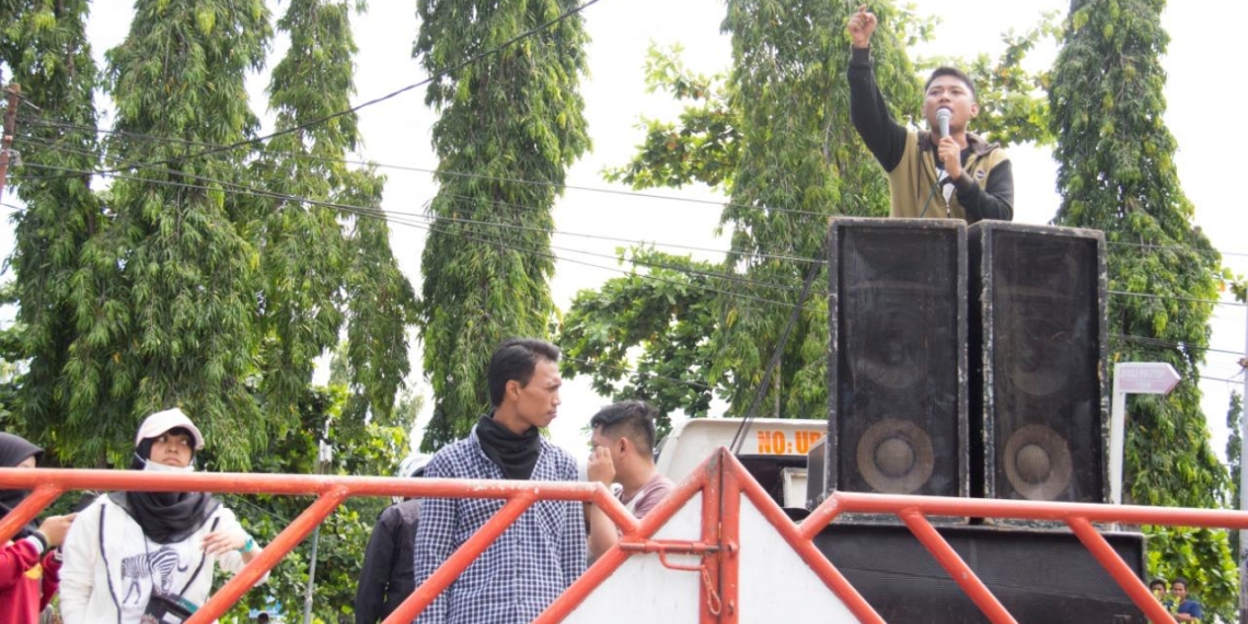 Masa aksi dari Aliansi Perjuangan Rakyat (APR) saat mengadakan demo di Kantor Bupati Boalemo, Jum'at (21/6/2019). Dalam unjuk rasa tersebut mereka meminta Bupati, Darwis Moridu untuk bertanggung jawab atas kerusakan kawasan hutan mangrove.