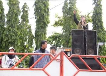 Masa aksi dari Aliansi Perjuangan Rakyat (APR) saat mengadakan demo di Kantor Bupati Boalemo, Jum'at (21/6/2019). Dalam unjuk rasa tersebut mereka meminta Bupati, Darwis Moridu untuk bertanggung jawab atas kerusakan kawasan hutan mangrove.