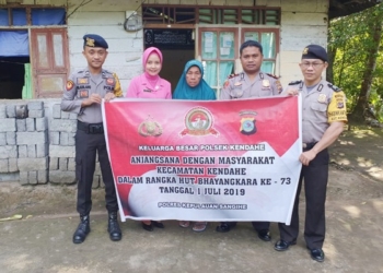Bhabinkamtibmas Kampung Talawid, Briptu Slamet R. Adilang bersama Kapolsek Kendahe Iptu Yus Tompoh dan anggota Bhayangkari, saat melaksanakan anjangsana.