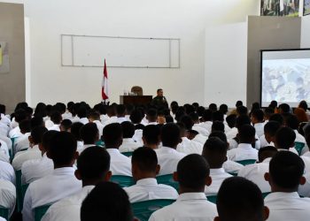 Danrem 133/Nani Wartabone Kolonel Czi Arnold AP Ritiauw saat memberi sambutan pada kegiatan pembinaan dan pengarahan peserta calon Bintara dan orang tua/wali, yang di gelar di aula Makorem Nani Wartabone, Senin (29/7/2019).