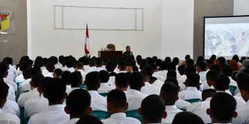 Danrem 133/Nani Wartabone Kolonel Czi Arnold AP Ritiauw saat memberi sambutan pada kegiatan pembinaan dan pengarahan peserta calon Bintara dan orang tua/wali, yang di gelar di aula Makorem Nani Wartabone, Senin (29/7/2019).