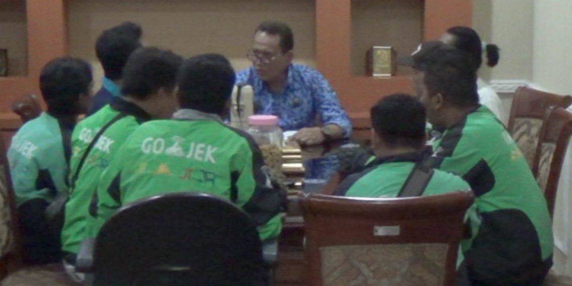 Perwakilan ojek online saat mengadakan pertemuan dengan Assisten I Pemkab Gorontalo, Rabu (17/7/2019).