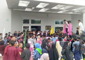 Puluhan mahasiswa Universitas Negeri Gorontalo menggelar demo, Kamis (18/7/2019). Unjuk rasa damai tersebut menuntut agar Rektor UNG untuk turun tangan menyelesaikan permasalahan yang terjadi di internal kampus.