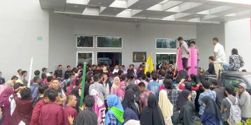 Puluhan mahasiswa Universitas Negeri Gorontalo menggelar demo, Kamis (18/7/2019). Unjuk rasa damai tersebut menuntut agar Rektor UNG untuk turun tangan menyelesaikan permasalahan yang terjadi di internal kampus.