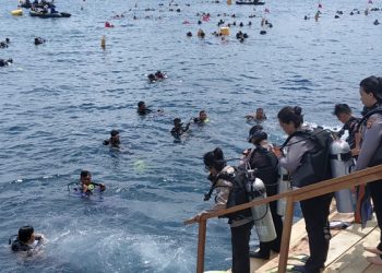 Peserta mengikuti gladi pemecahan rekor dunia Guinness World Records (GWR)-menyelam massal di Pantai Manado, Kawasan Megamas yang diselenggarakan oleh Wanita Selam Indonesia (WASI), 1-3 Agustus 2019 mendatang.