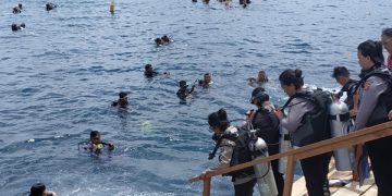 Peserta mengikuti gladi pemecahan rekor dunia Guinness World Records (GWR)-menyelam massal di Pantai Manado, Kawasan Megamas yang diselenggarakan oleh Wanita Selam Indonesia (WASI), 1-3 Agustus 2019 mendatang.