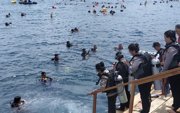 Peserta mengikuti gladi pemecahan rekor dunia Guinness World Records (GWR)-menyelam massal di Pantai Manado, Kawasan Megamas yang diselenggarakan oleh Wanita Selam Indonesia (WASI), 1-3 Agustus 2019 mendatang.