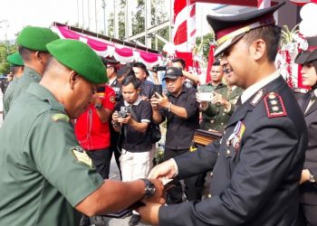 Kapolres Bone Bolango AKBP Desmont Hardjendro A.P SIK.MT. memberikan penghargaan kepada tiga personel Babinsa jajaran Kodim 1304/Gorontalo.