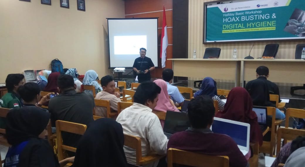 Instruktur bersertifikat Google, Budi Nurgianto saat memberikan materi pelatihan Halfday Basic Workshop "Hoax Busting and Digital Hygiene" Foto: Andri Arnold.