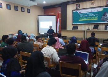 Instruktur bersertifikat Google, Budi Nurgianto saat memberikan materi pelatihan Halfday Basic Workshop "Hoax Busting and Digital Hygiene" Foto: Andri Arnold.