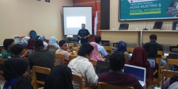 Instruktur bersertifikat Google, Budi Nurgianto saat memberikan materi pelatihan Halfday Basic Workshop "Hoax Busting and Digital Hygiene" Foto: Andri Arnold.