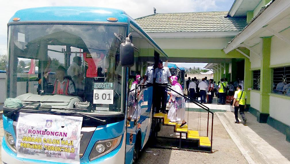 Proses pemberangkatan Jamaah calon Haji Kloter 27 asal Kota Gorontalo, Jumat (26/7/2019). Foto: Lukman Polimengo.