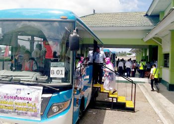 Proses pemberangkatan Jamaah calon Haji Kloter 27 asal Kota Gorontalo, Jumat (26/7/2019). Foto: Lukman Polimengo.