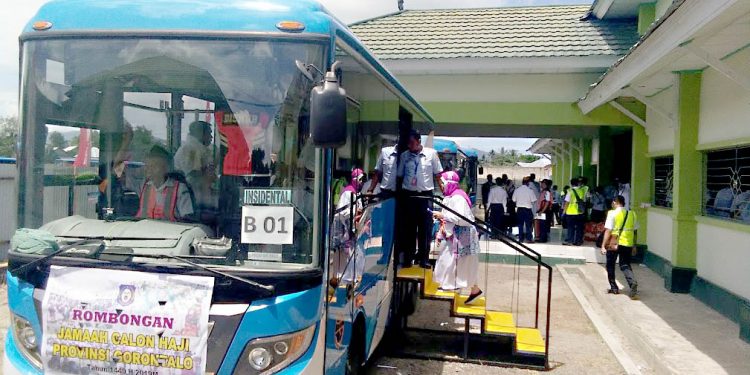 Proses pemberangkatan Jamaah calon Haji Kloter 27 asal Kota Gorontalo, Jumat (26/7/2019). Foto: Lukman Polimengo.