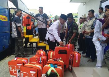 Suasana kedatangan Jamaah Calon Haji asal Kota Gorontalo di Embarkasih Antara Gorontalo, Kamis (25/7/2019).