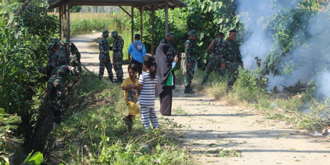 Prajurit Korem Nani Wartabone terlibat aksi bersih-bersih lingkungan dengan masyarakat Desa Tolotio, Kecamatan Tibawa, Kabupaten Gorontalo.